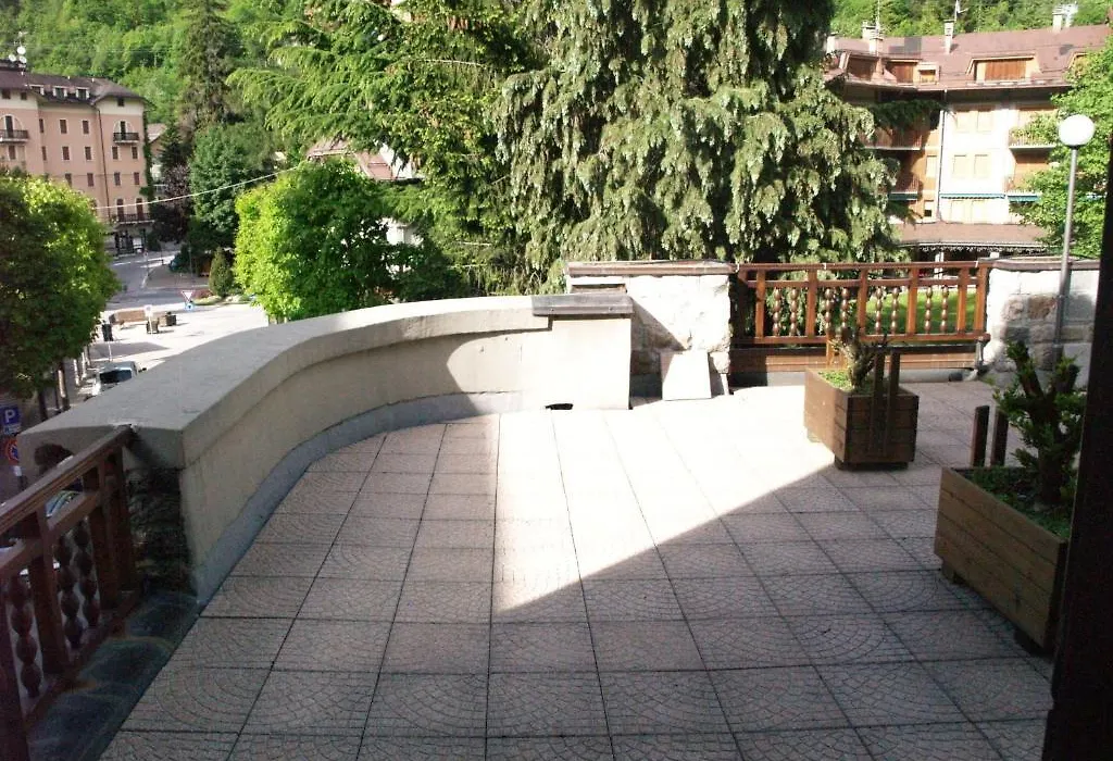 Grand Palais Excelsior-1